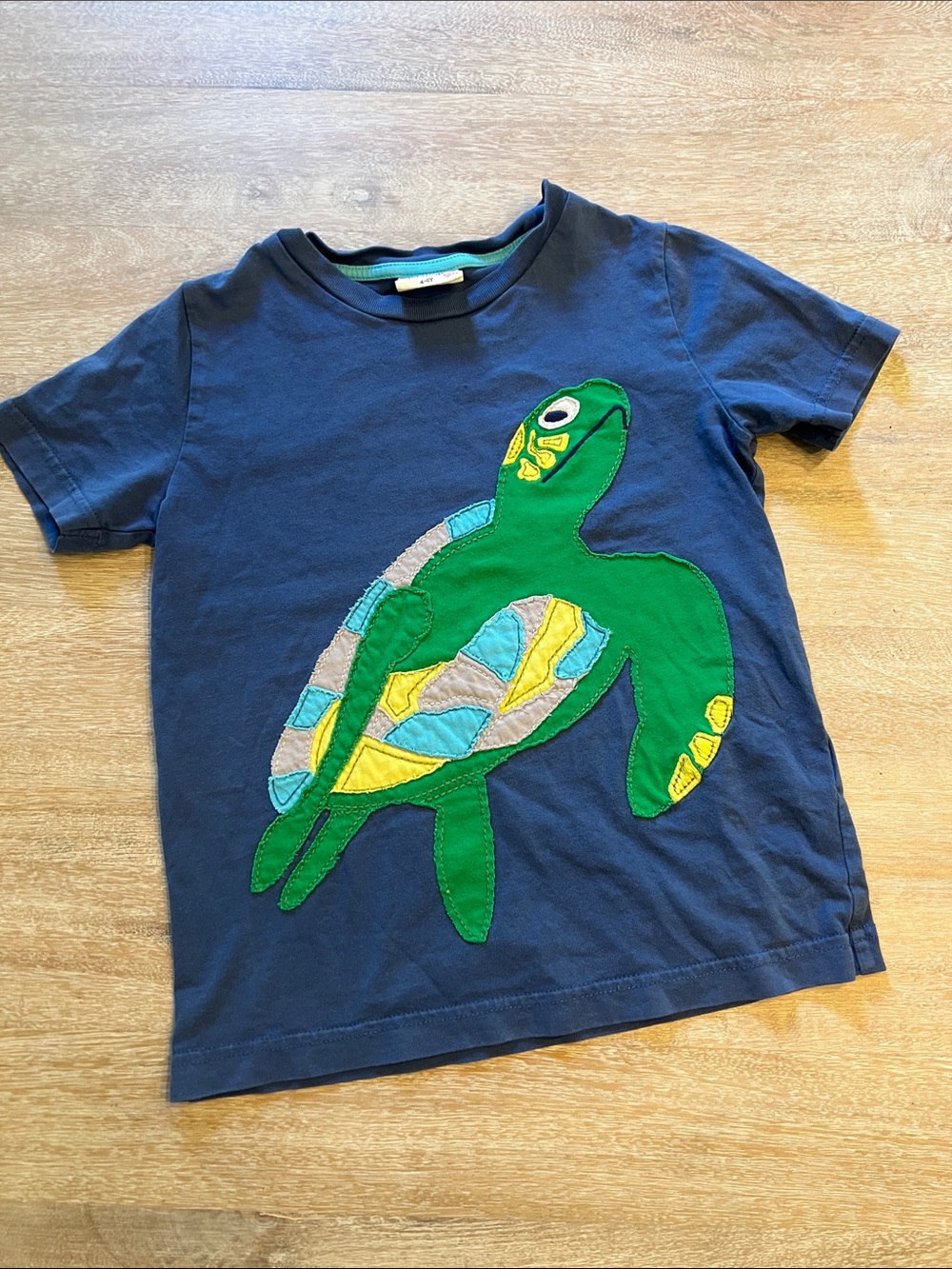 Mini Boden 4/5 sea turtle appliqué tee GUC